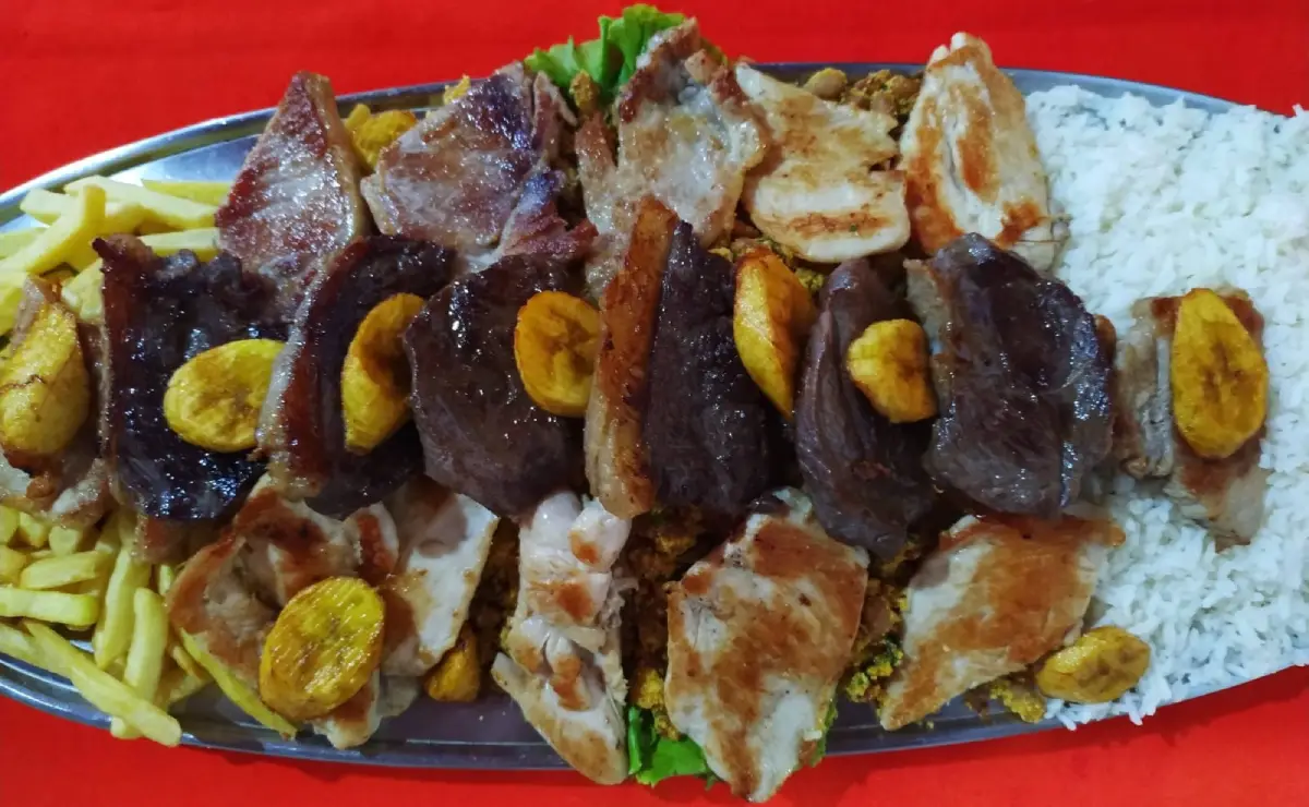 Picanha e file de frango grelhados com arroz e batatas, feito pelo Rachids Grill, o melhor restaurante no Prado